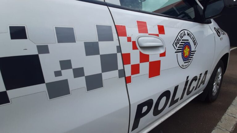 Adolescente se esconde embaixo de cobertor para tentar escapar da polícia em Ribeirão
